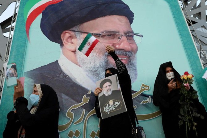 テヘランで行われた大統領選挙の勝利集会で、イブラヒム・ライシ氏の肖像画を掲げる支持者。（ロイター）