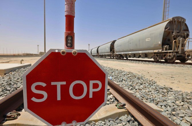 アラブ首長国連邦（UAE）のアル・ミルファ（Al-Mirfa）で、エティハドレールの列車の近くに設置された停止標識。(AFP/Giuseppe Cacace)