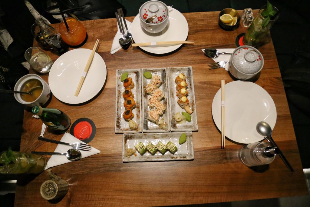 前菜の味噌汁と一緒に味わうことができるTokyoの名物巻寿司。