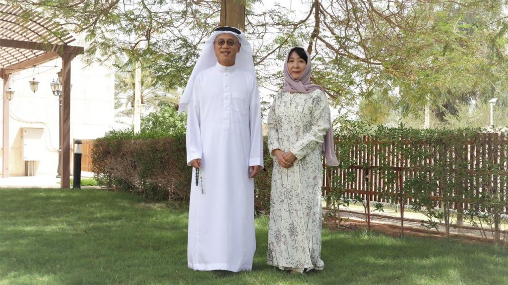 サウジアラビアの伝統衣装に身を包んだ在サウジアラビア日本大使夫妻。(Twitter/@FumioIwai)