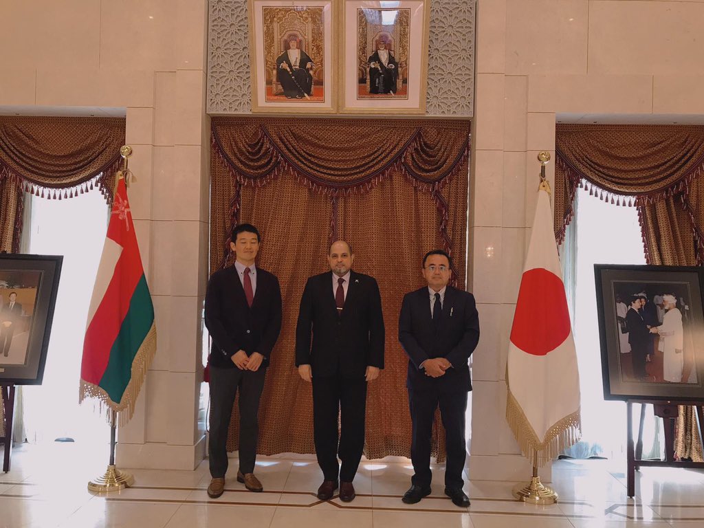 東京のオマーン大使館での駐オマーン大使とJICAの職員。（ツイッター/OmanEmb）