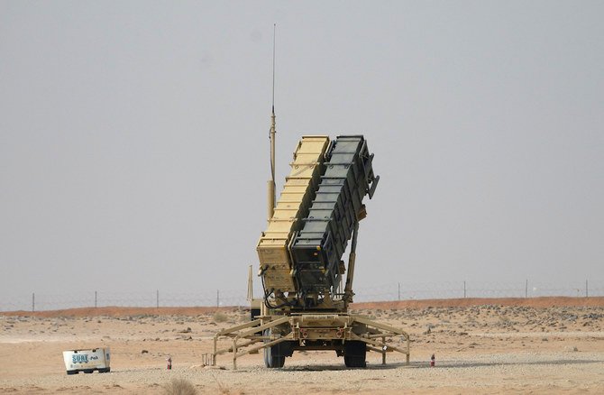 アル・ハルジのプリンス・スルタン空軍基地近くに配備されたパトリオット・ミサイルの発射台。(ファイル/AFP)