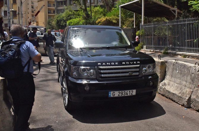 フランス捜査当局がゴーン氏の尋問を行ったレバノンの司法宮殿の外を行く前ルノー日産トップのカルロス・ゴーン氏の車列。（AFP）