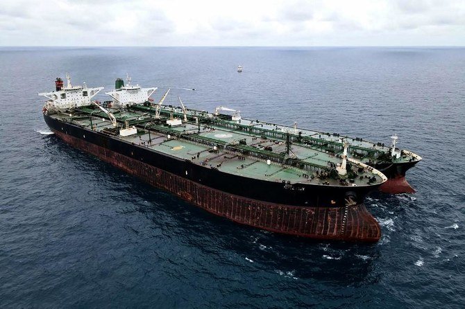 2021年1月24日、インドネシア海域で違法に原油を輸送した疑いで拿捕されたイランのタンカーとパナマの船。(ファイル/AFP)