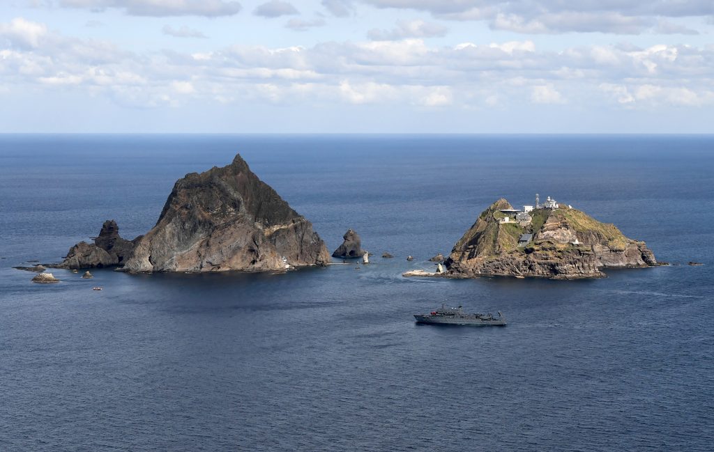 韓国では「独島」、日本では「竹島」と呼ばれているこの小さな島嶼群は、両国の間で何十年も領有権問題の中心となってきた。（AFP）