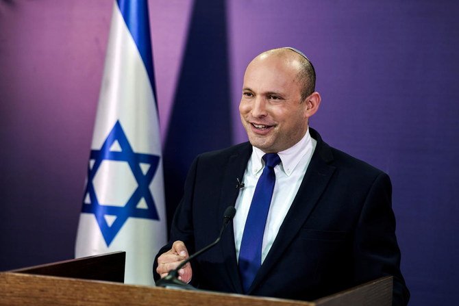 イスラエルの国会であるクネセトで演説を行うヤミナ党のナフタリ・ベネット党首。エルサレムにて2021年6月6日撮影。（ロイター）