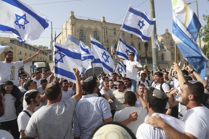 2021年5月10日に撮影された写真。「エルサレムの日」パレードでイスラエル国旗を振るイスラエル人達。（AP File）