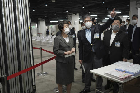 2021年6月6日(日)、東京近郊の横浜の集団ワクチン接種センターで、モダナコロナウイルスワクチンを受けた地元住民の会場を視察する林文子市長(左)。(AP)
