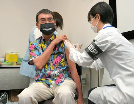 2021年6月21日、東京で新型コロナウイルスのワクチンを接種する日本の河野太郎行政改革担当大臣。(AFP)