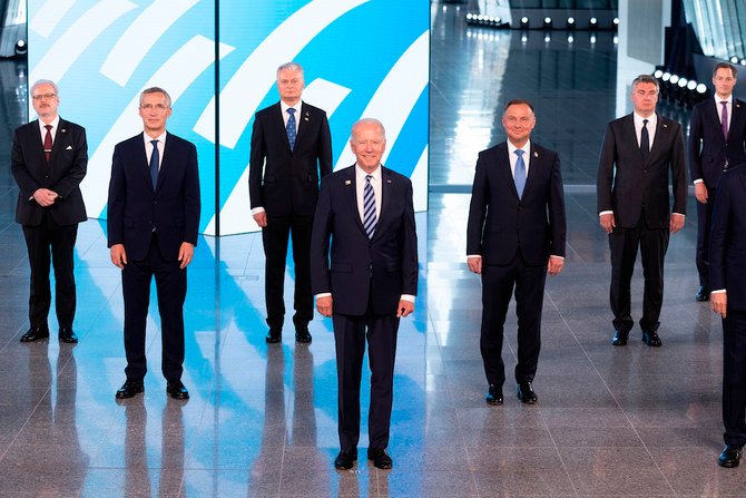 左から２番目 NATO事務総長イェンス・ストルテンベルグ、中央 アメリカ合衆国大統領ジョー・バイデンが他首脳と共に、NATO本部前で集合写真を撮影。（AP）