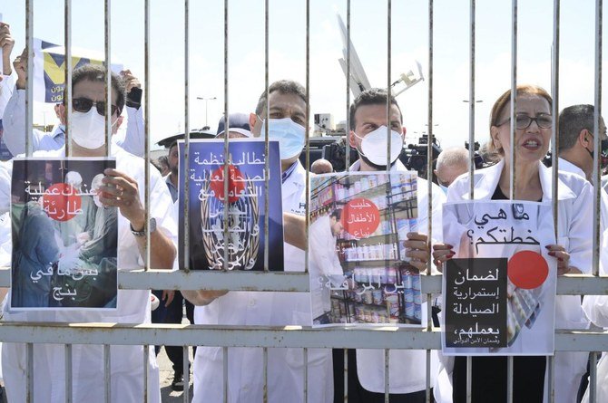11日に保健省の中庭で抗議デモを行う、医師・薬剤師・歯科医・看護師・検査技師などで組織される「白衣」組合。（提供写真）