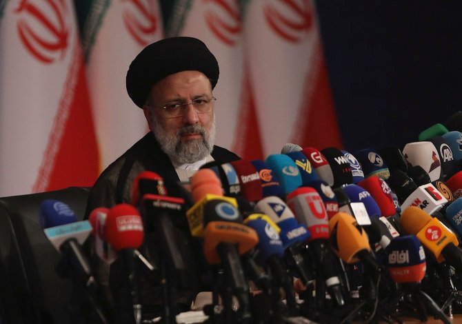 2021年6月21日月曜日、イラン、テヘランで記者会見に臨むイブラヒム・ライシ次期大統領。（AP）