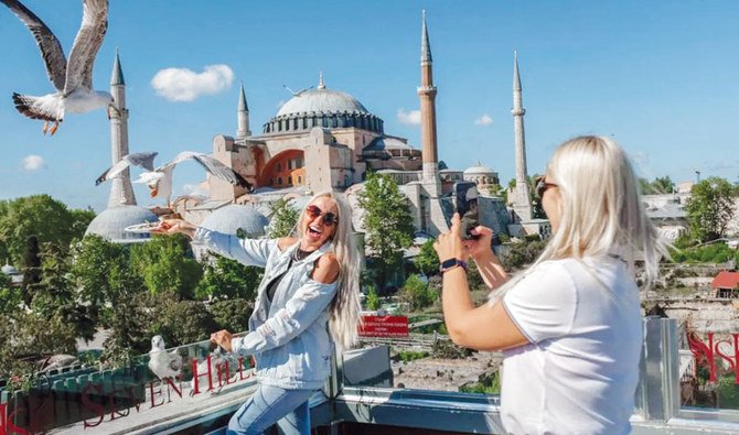 5月9日、イスタンブールのアヤソフィア・モスクの近くで写真を撮る観光客。（GettyImages）