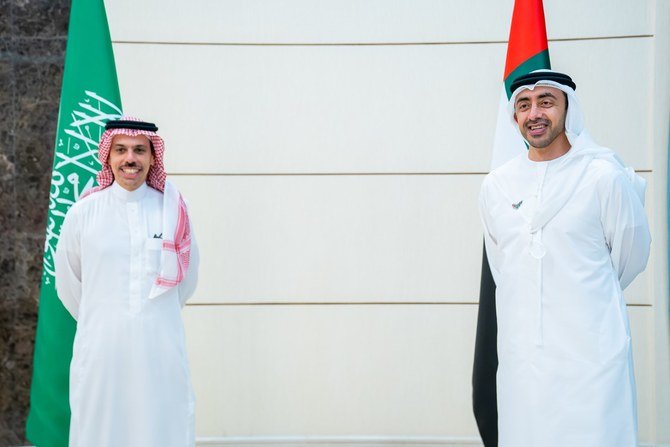 アブダビで会談するサウジアラビアの外務大臣ファイサル・ビン・ファルハーン王子とアラブ首長国連邦のシェイク・アブダッラー・ビン・ザーイド外務・国際協力大臣。(File/WAM)