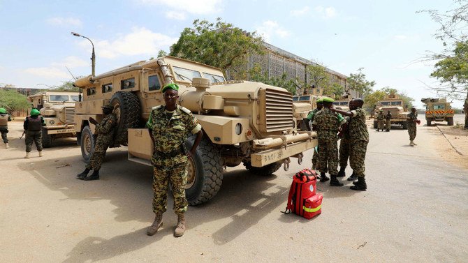 ブルンジのアフリカ連合ソマリア平和維持部隊（AMISOM）隊員がソマリアのモガディシュで装甲車の隣に立つ。 2019年2月28日（ロイター）
