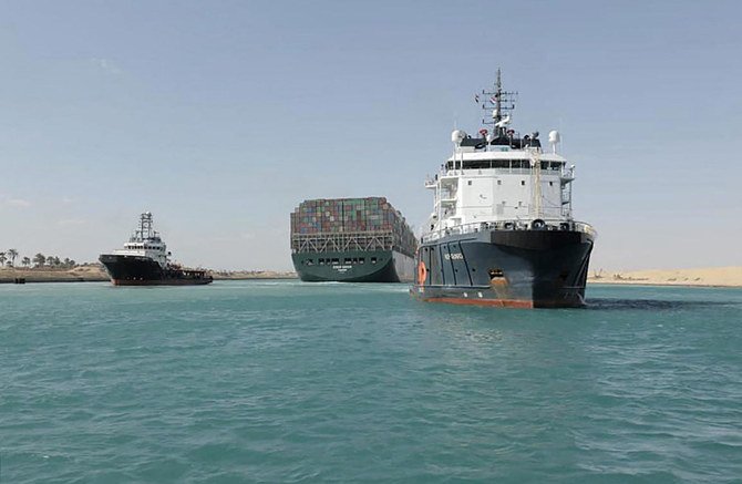 2021年3月29日、パナマの旗を掲げた超大型コンテナ船「エバーギブン」がスエズ運河の暗礁から完全に離礁した後に、牽引するタグボート。(File/AFP)