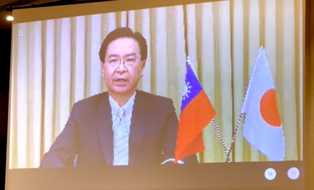 台北のオフィスから東京の外国特派員協会のオンライン会見にのぞむ台湾のジョセフ・ウー外交部長（ANJ Photos）