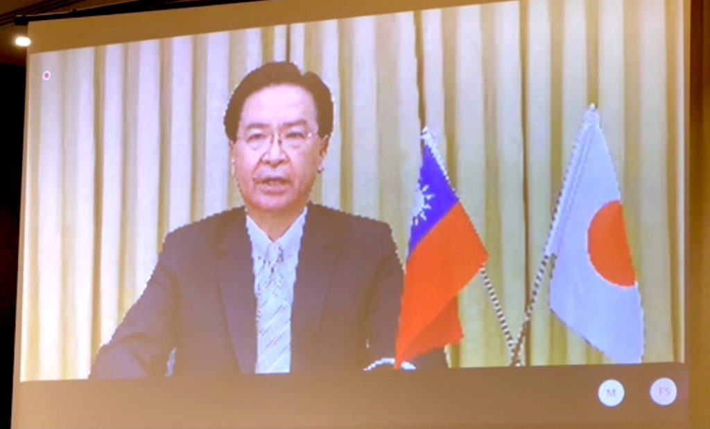 台北のオフィスから東京の外国特派員協会のオンライン会見にのぞむ台湾のジョセフ・ウー外交部長(ANJ Photos)