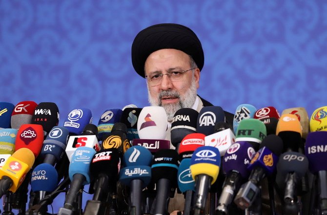 イラン大統領選に勝利し、テヘランで記者会見を行うイブラヒム・ライシ氏。2021年6月21日。（ロイター）