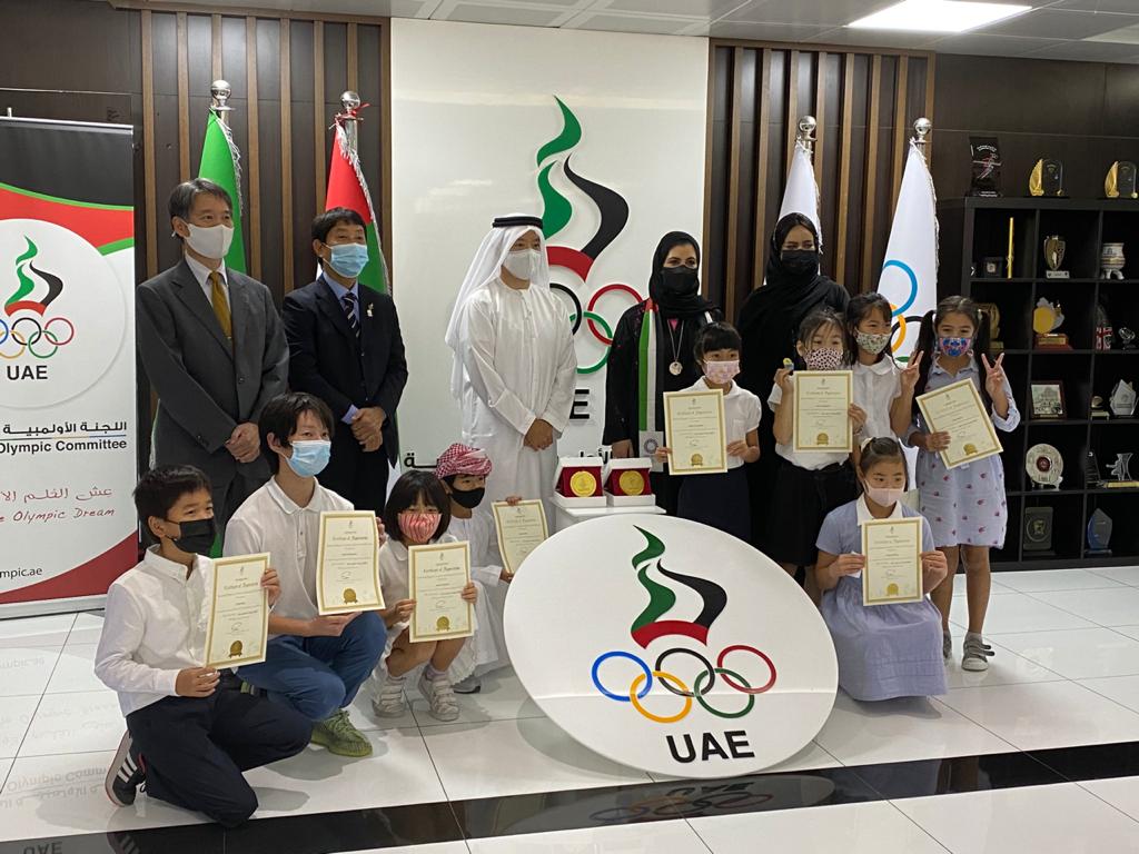 そのシルクスカーフは、その生徒たちの一人からアラブ首長国連邦オリンピック委員会に贈られた。 正式な引き渡しの後、その手仕事に対する賞状が生徒たちに授与された。（ANJP）
