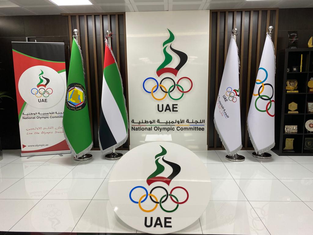 そのシルクスカーフは、その生徒たちの一人からアラブ首長国連邦オリンピック委員会に贈られた。 正式な引き渡しの後、その手仕事に対する賞状が生徒たちに授与された。（ANJP）