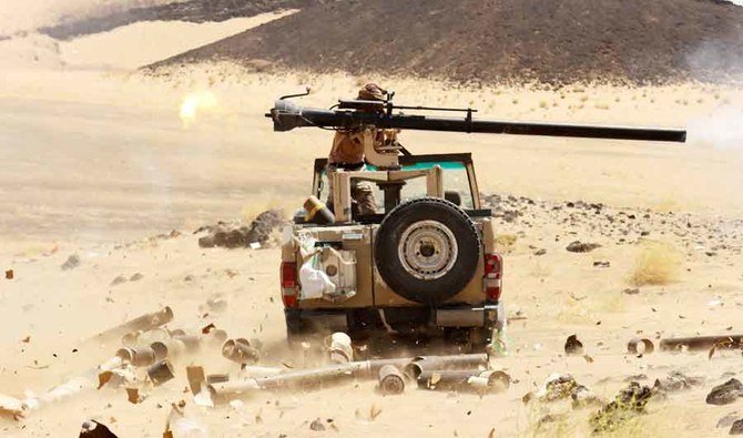 2021年3月9日、イエメンのマアリブで発生したフーシ派戦闘員との戦闘中、前線の拠点で車載兵器を発射するイエメン政府軍戦闘員。（ロイター通信）