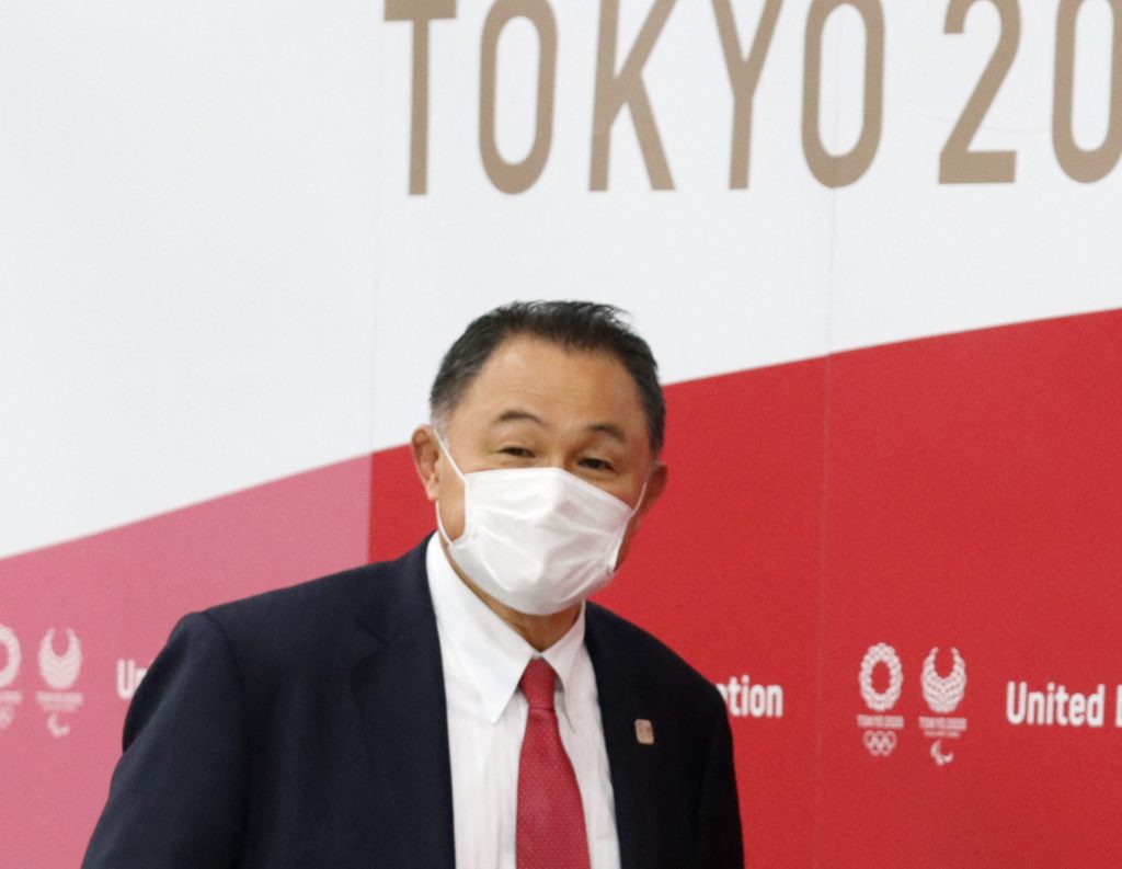 2021年2月12日、日本オリンピック委員会の山下泰裕会長が東京2020オリンピック組織委員会および理事会メンバーと東京の委員会本部で行う会合に到着。（AFP）