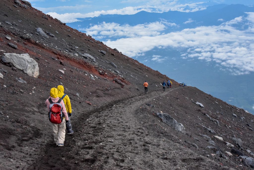 吉田ルートの開通は9月10日までを予定。登山者に事前の体調チェックシートの提出か、検温の実施を求めるなど、感染防止対策を講じる。(Shutterstock)