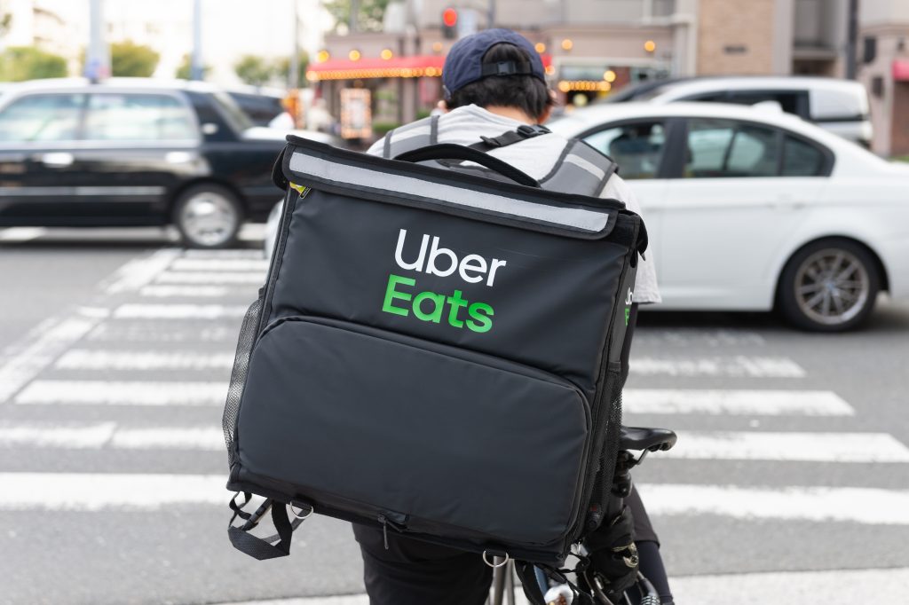 各業界団体によると、自転車配達員は国内で9万人程度。個人事業主として働く場合、業務中の交通事故などに対し十分に補償されない。フリーのITエンジニアは20万人前後で、長時間労働のストレスによる精神疾患などの報告がある。(Shutterstock)