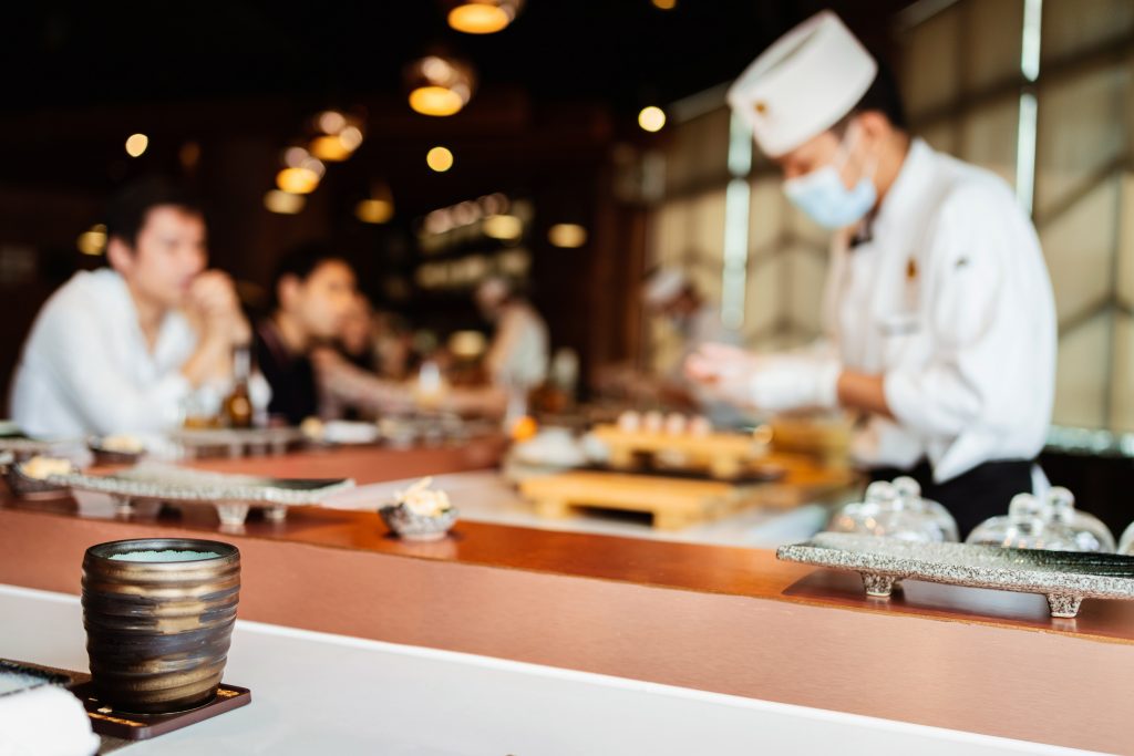 廃業検討の可能性があるとの回答は、飲食店のほか、宿泊業、結婚式場や劇場など生活関連サービス業で３割を超えた。商工リサーチは「宿泊や飲食などの対面型サービスはコロナ収束後も売り上げが大きく伸びるとは考えにくい」として、経営不安は当面拭えないとの見方を示した。(Shutterstock)