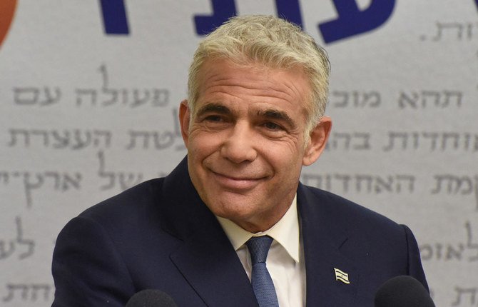 イスラエルの中道派野党指導者のヤイル・ラピド氏。極右政党党首のナフタリ・ベネット氏と政権交代に向けた連立協議を続けている。(AFP)