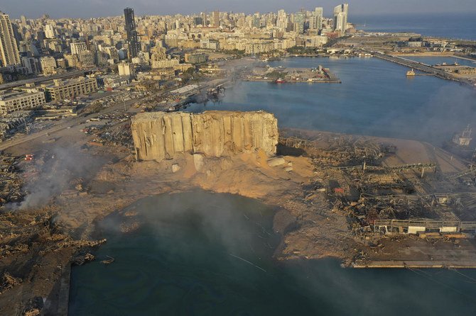 昨年8月、ベイルートの港湾で前日に発生した爆発の余波で煙が上がっている。この爆発事故により、すでに切迫していたレバノンの経済状態の悪化が加速していった。（AP）