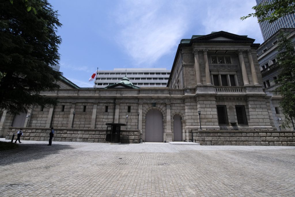 日銀は昨年11月、経営統合したり、収益性向上の措置を講じた地方銀行に0.1%の特別付利を実施する計画を発表したが、専門家からは産業政策に逸脱する危険性が指摘されている。（AFP）