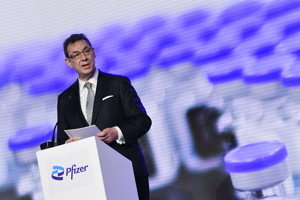 2021年4月23日、ベルギー・プールスで記者会見中のファイザーのアルバート・ブーラCEO。(AFP)