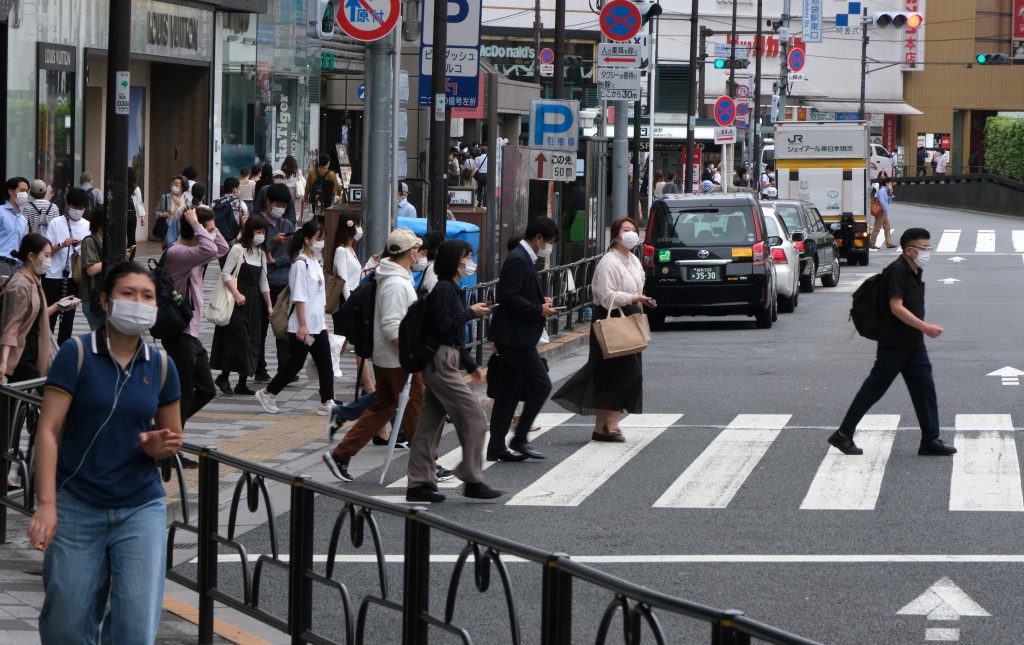 東京都で９日、新たに８２２人の新型コロナウイルス感染が確認された。(AFP)