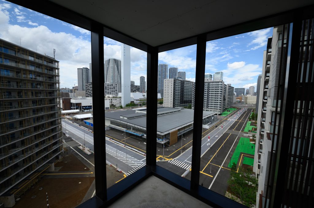 機動隊員らは、マンホールと植え込みの中や宿泊棟などの各部屋、屋上を入念に確認していた。(AFP)