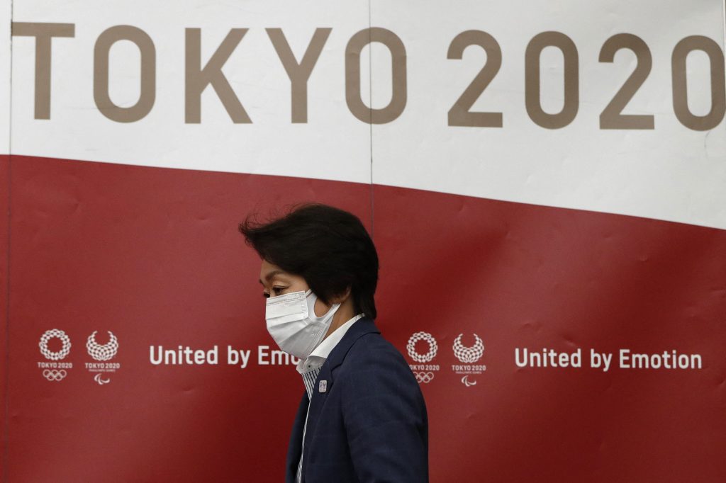 東京2020オリンピック組織委員会の橋本聖子会長は、2021年6月23日に東京で行われた政府主催の地方自治体のワーキンググループとの会合の後、記者会見に臨んだ。(AFP)