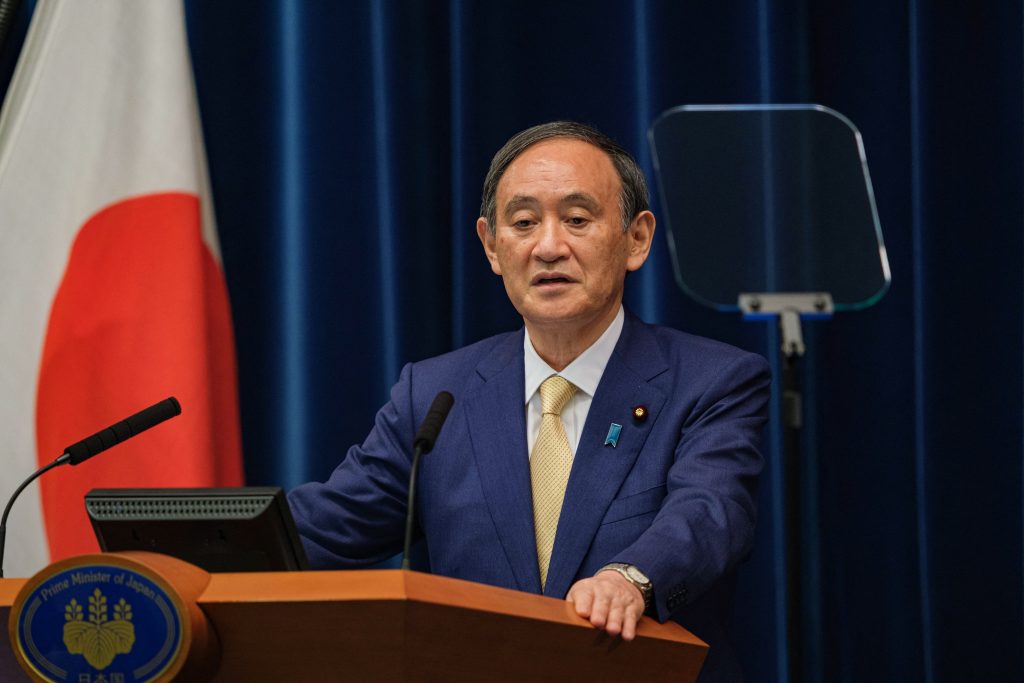 菅氏は、安倍晋三氏が体調不良を理由に辞任した後、首相に就任した。安倍氏の在任期間は約8年にわたり、日本で最も長く首相を務めた人物となった。（AFP通信）