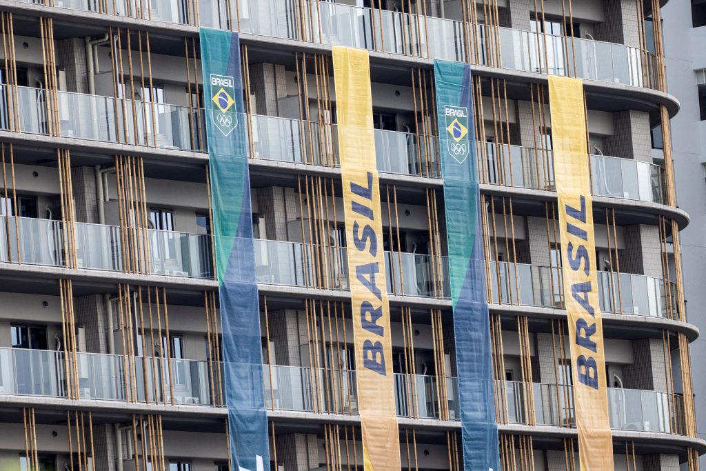 2021年7月14日、東京にあるオリンピック・パラリンピック選手村の建物に掲げられたブラジル代表チームのバナー。(AFP)