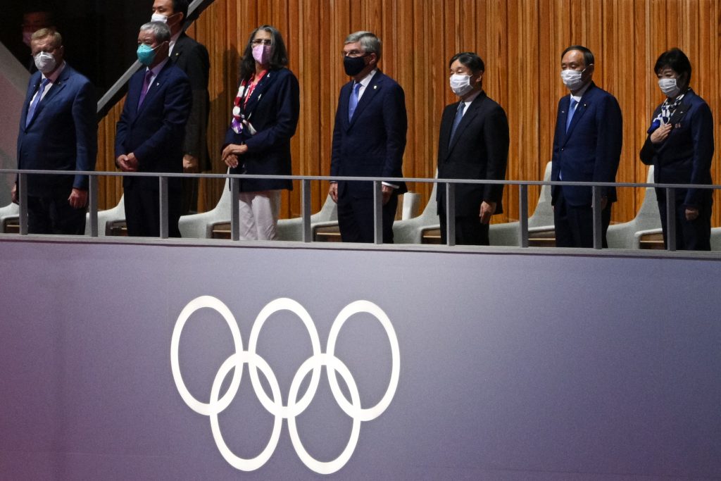 （右から）東京2020オリンピック開会式に出席する小池百合子東京都知事、菅義偉首相、2021年7月23日、東京・オリンピックスタジアムにて（AFP）