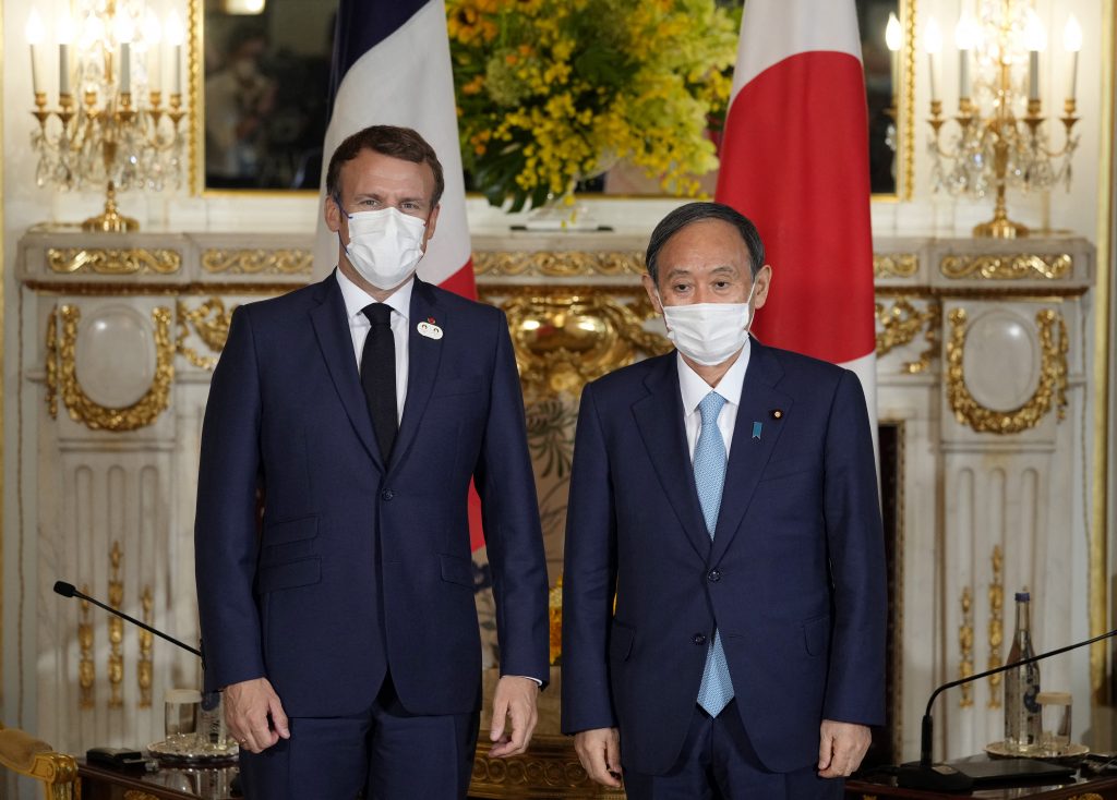 会談に臨むフランスのマクロン大統領(左)と菅義偉首相=24日午後、東京・元赤坂の迎賓館 (AFP)