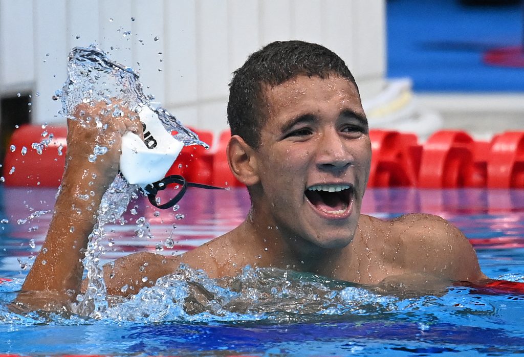 2021年7月25日、東京の東京アクアティクスセンターで開催された東京2020オリンピックの競泳男子400m自由形の決勝で優勝し、喜ぶチュニジアのアハメド・ハフナウイ選手。（AFP）