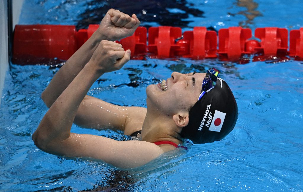 2021年7月25日、東京の東京アクアティクスセンターで開催された東京2020オリンピックの競泳女子400m個人メドレーの決勝で優勝し、喜ぶ日本の大橋悠依選手。（AFP）