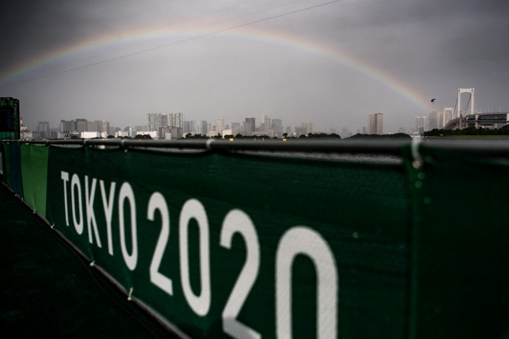 2021年7月27日、台風8号が日本の東北沿岸に近づく中、東京のお台場海浜公園のオリンピック会場には虹がかかっていた。（AFP）