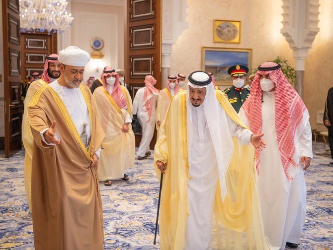 7月11日、NEOMでオマーンのスルタン・ハイサム・ビン・ターリク国王を迎えるサウジアラビアのサルマン国王。(SPA)