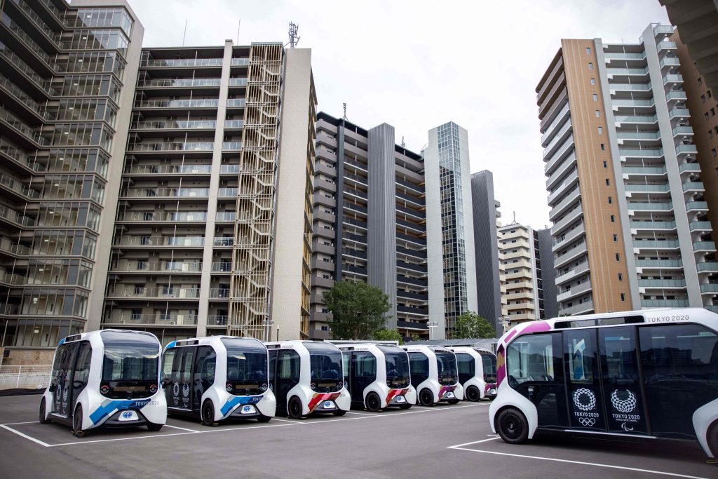 東京にあるオリンピック・パラリンピック2020大会選手村のメディアツアーで披露された、選手村で使用される自動運転電気自動車。(AFP)