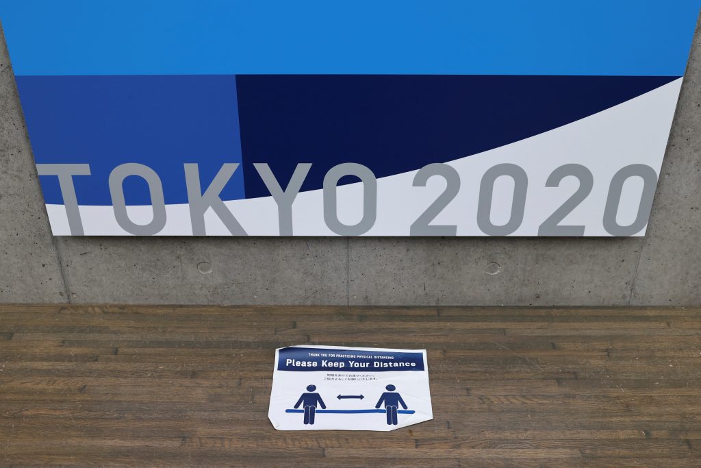 2021年7月16日、日本の東京でコロナウイルス感染症（COVID-19）の感染拡大が続く中、東京2020オリンピック大会のメインプレスセンターで見られたソーシャルディスタンス確保を促す注意書き。ロイター通信/トマス・ピーター