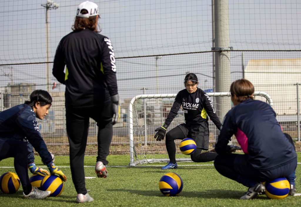 2021年3月31日撮影、埼玉県飯能市。日本女子サッカーチームのちふれASエルフェン埼玉の選手たちが練習中ウォームアップを行っている。世界中で女子サッカーへの関心が熱狂的に高まる中、元世界王者の日本は日本初となる女子プロサッカーリーグの誕生とともに栄光への復活を狙う。（AFP）