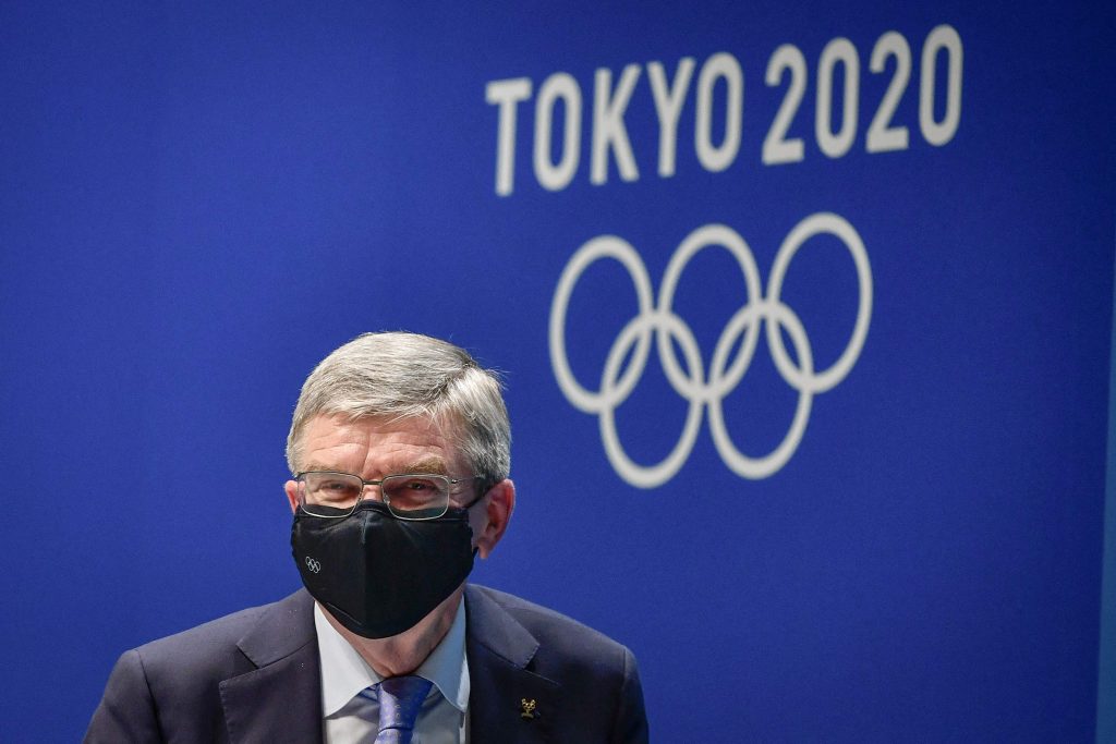 2021年7月： 2020年東京オリンピック理事会の後、記者会見を終えて退席する国際オリンピック委員会（IOC）のトーマス・バッハ会長（画像ファイル/AFP）