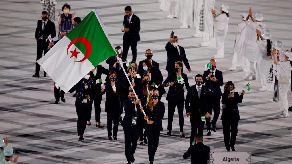 開会式の入場行進でアルジェリアの旗手を務めるアメル・メリフ選手とモハメド・フリッシ選手が代表団を率いる。（ロイター/フィル・ノーブル）